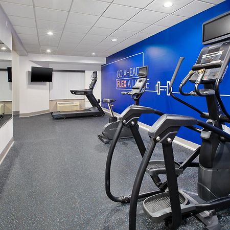 Holiday Inn Express & Suites Milwaukee Nw - Park Place By Ihg Eksteriør billede