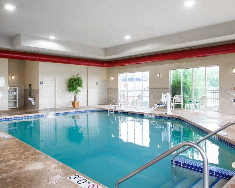 Holiday Inn Express & Suites Milwaukee Nw - Park Place By Ihg Eksteriør billede
