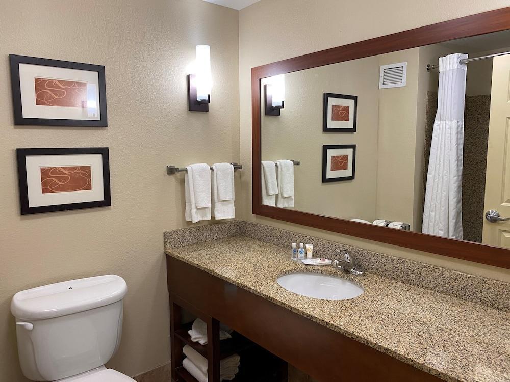 Holiday Inn Express & Suites Milwaukee Nw - Park Place By Ihg Eksteriør billede