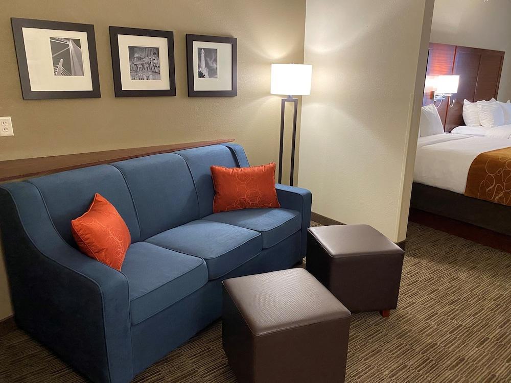 Holiday Inn Express & Suites Milwaukee Nw - Park Place By Ihg Eksteriør billede