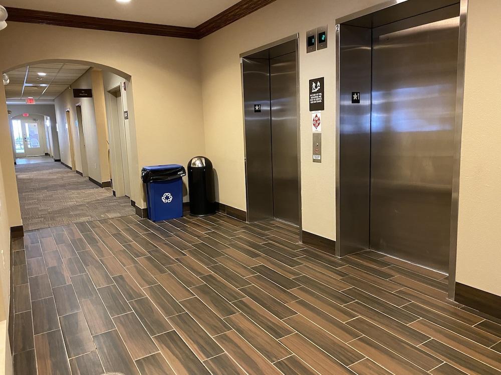 Holiday Inn Express & Suites Milwaukee Nw - Park Place By Ihg Eksteriør billede
