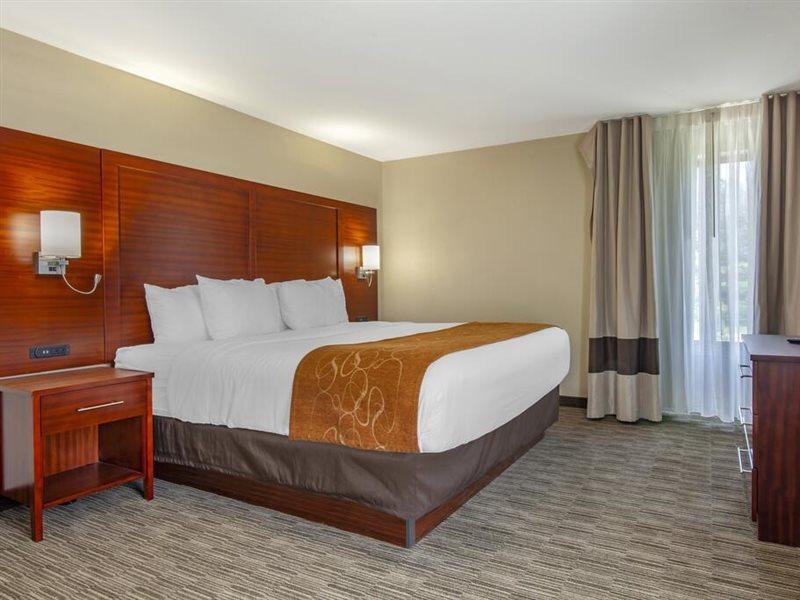 Holiday Inn Express & Suites Milwaukee Nw - Park Place By Ihg Eksteriør billede