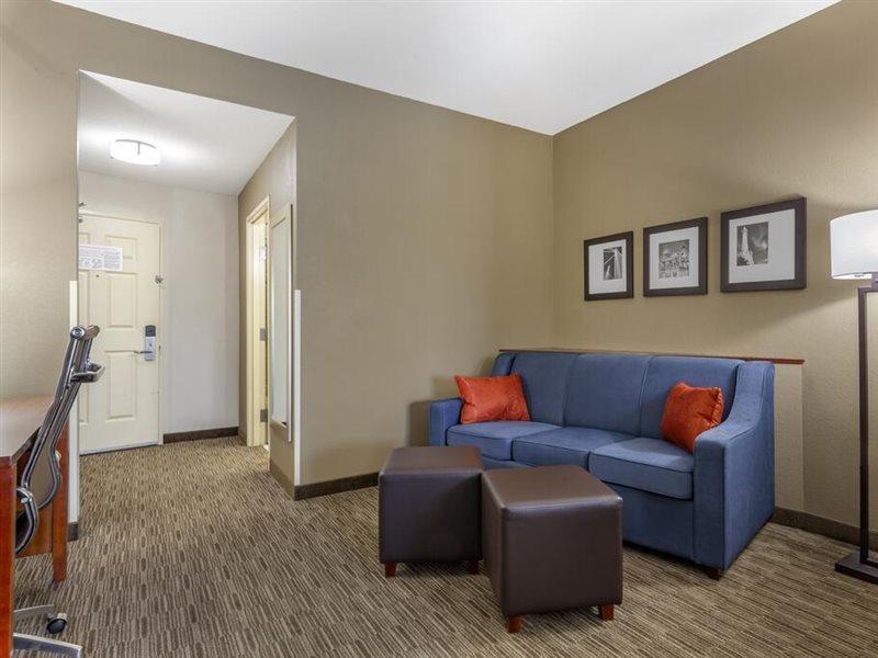 Holiday Inn Express & Suites Milwaukee Nw - Park Place By Ihg Eksteriør billede