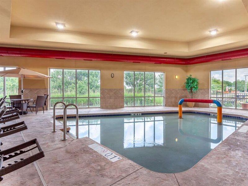 Holiday Inn Express & Suites Milwaukee Nw - Park Place By Ihg Eksteriør billede