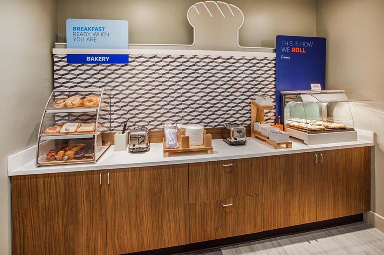 Holiday Inn Express & Suites Milwaukee Nw - Park Place By Ihg Eksteriør billede