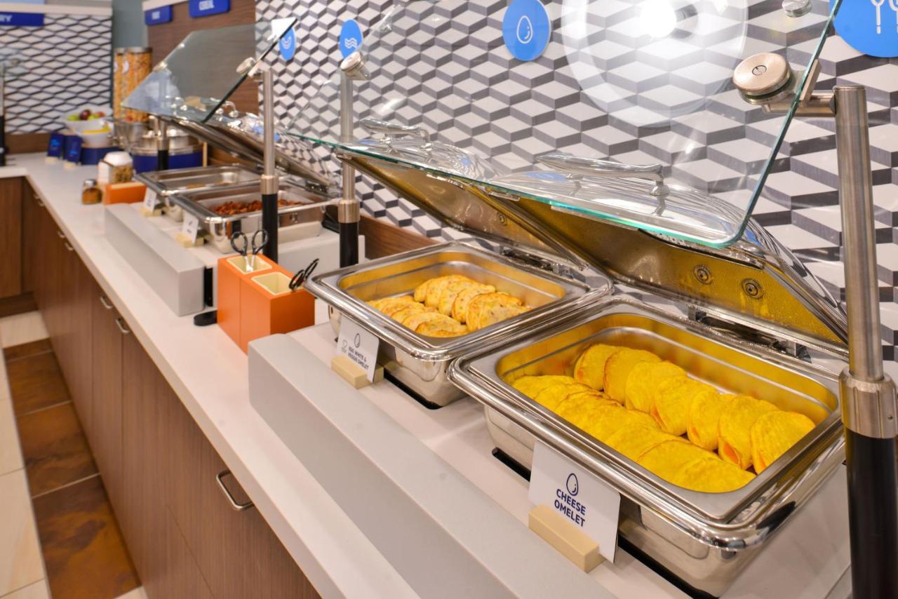 Holiday Inn Express & Suites Milwaukee Nw - Park Place By Ihg Eksteriør billede