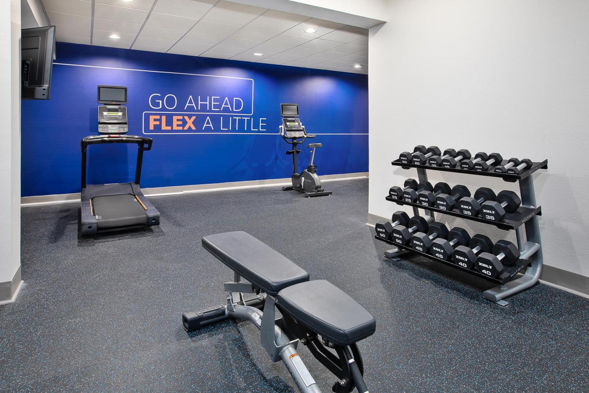 Holiday Inn Express & Suites Milwaukee Nw - Park Place By Ihg Eksteriør billede