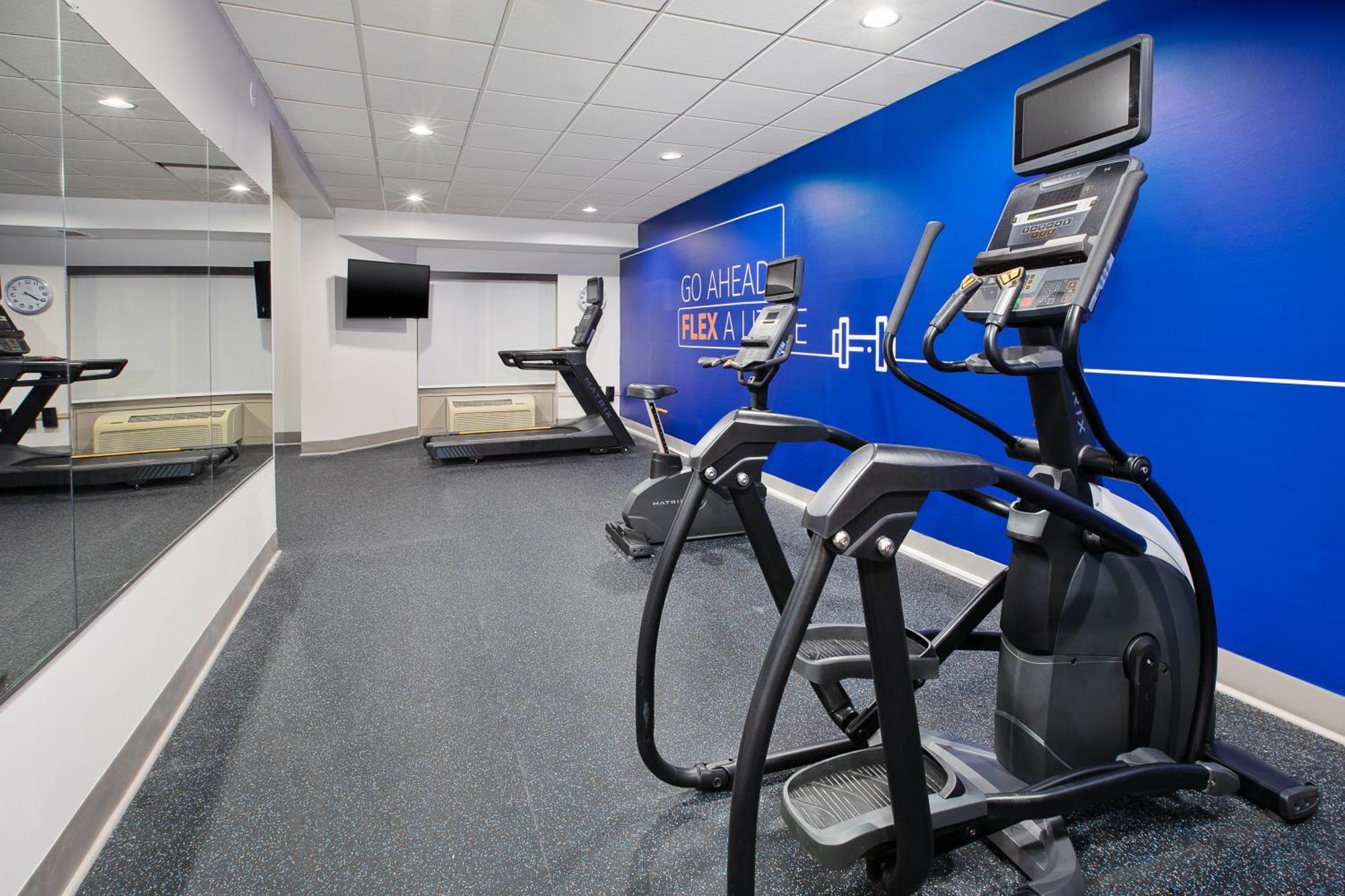 Holiday Inn Express & Suites Milwaukee Nw - Park Place By Ihg Eksteriør billede