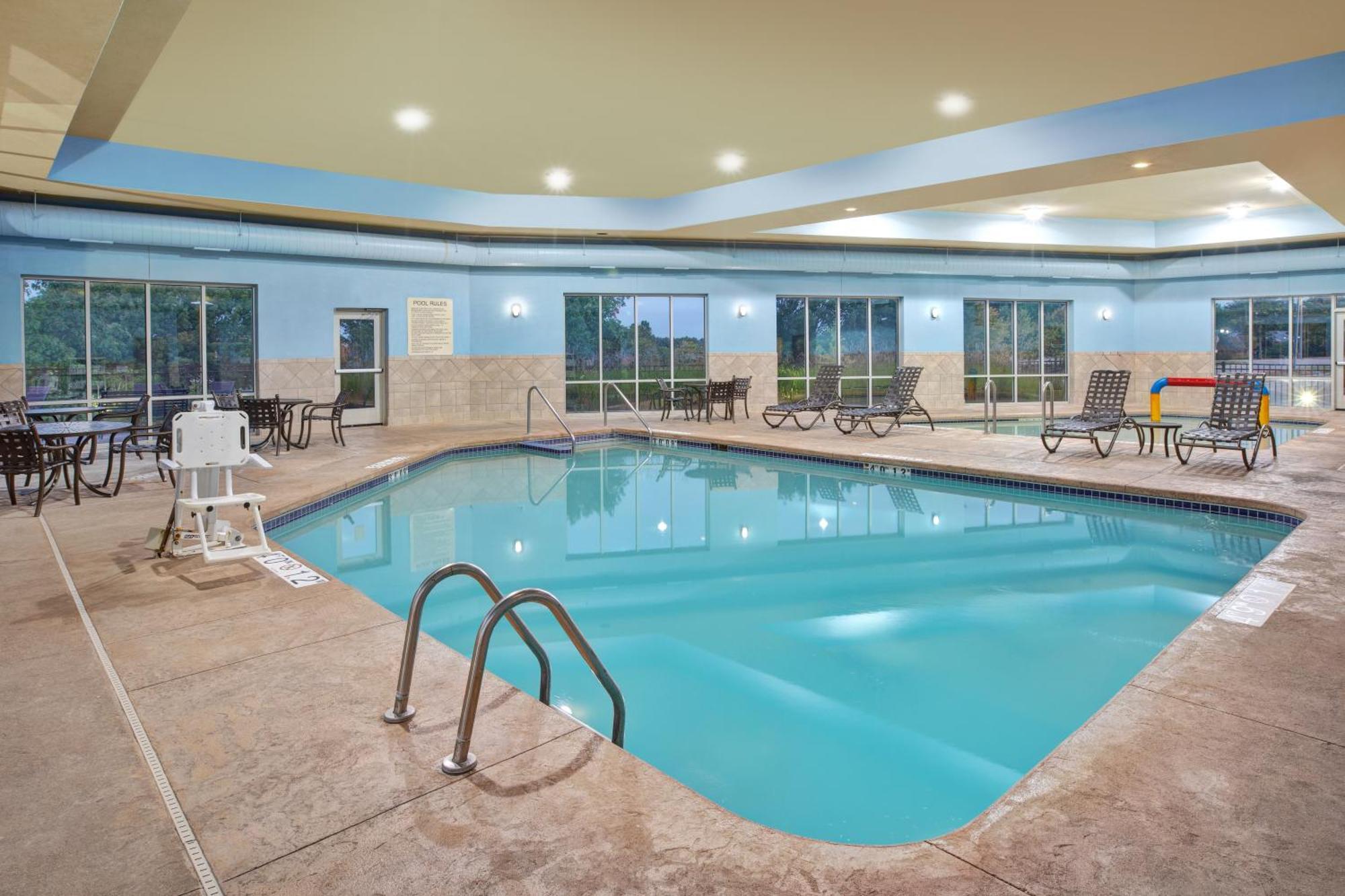 Holiday Inn Express & Suites Milwaukee Nw - Park Place By Ihg Eksteriør billede