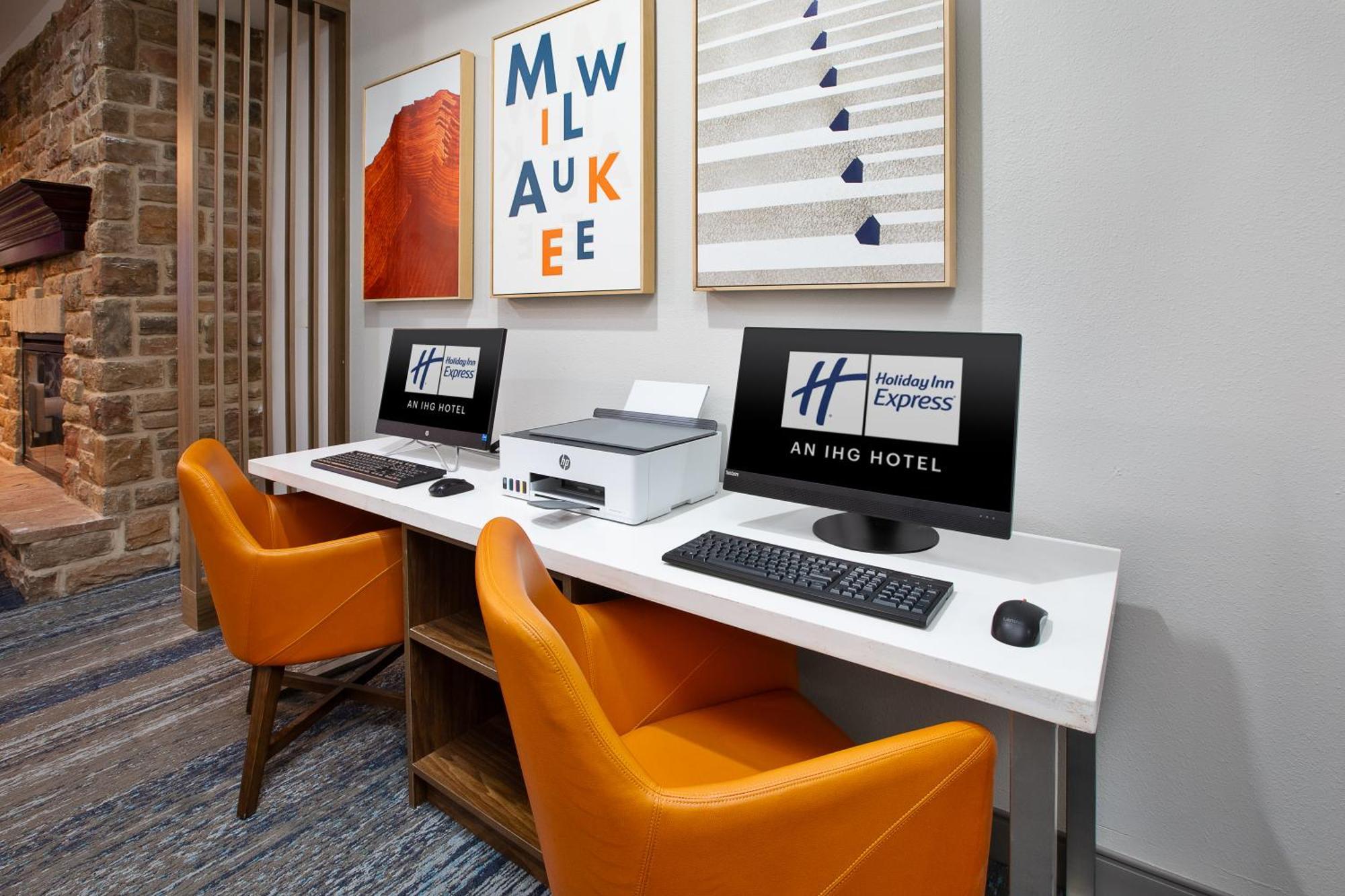 Holiday Inn Express & Suites Milwaukee Nw - Park Place By Ihg Eksteriør billede