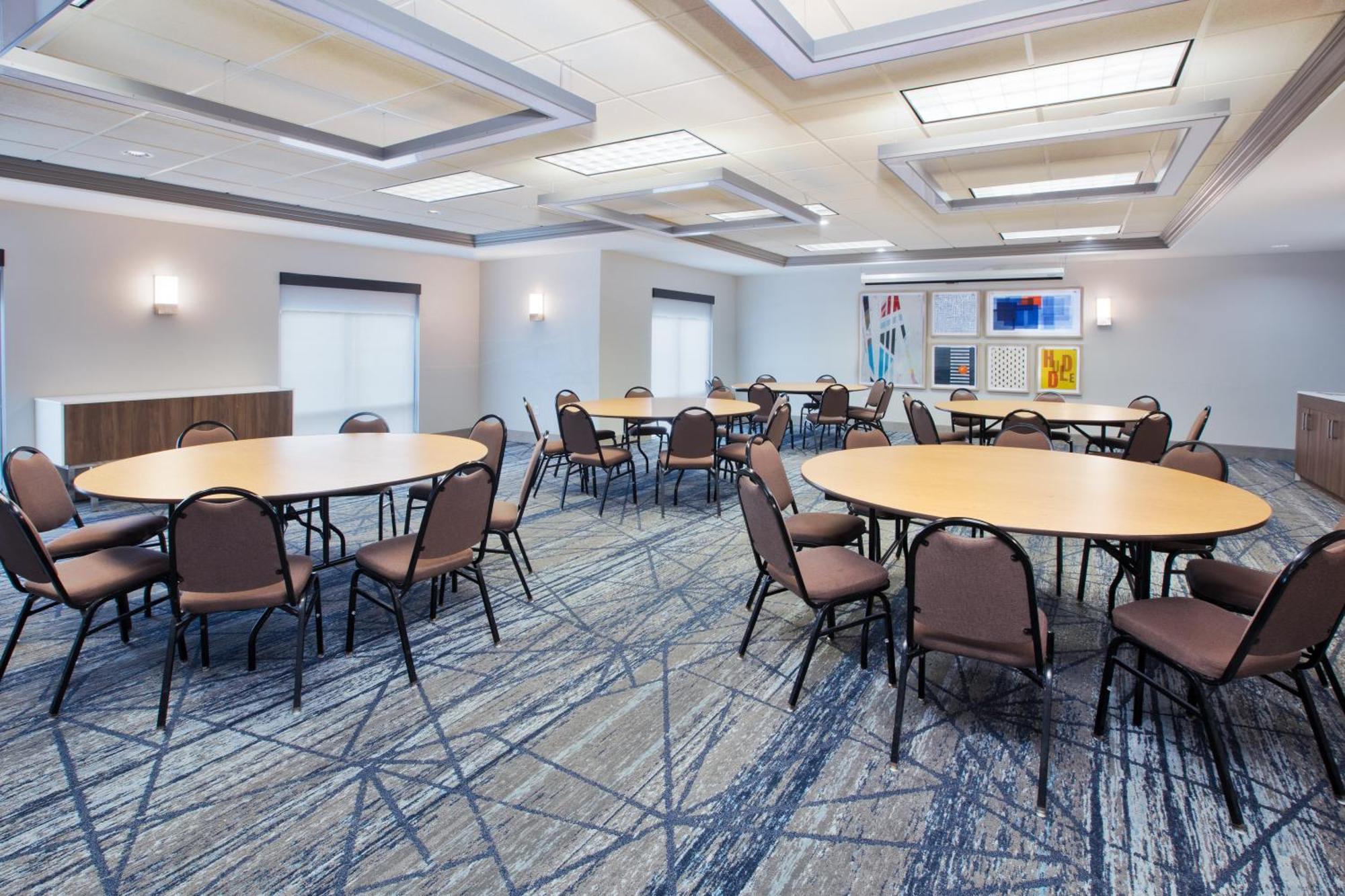Holiday Inn Express & Suites Milwaukee Nw - Park Place By Ihg Eksteriør billede