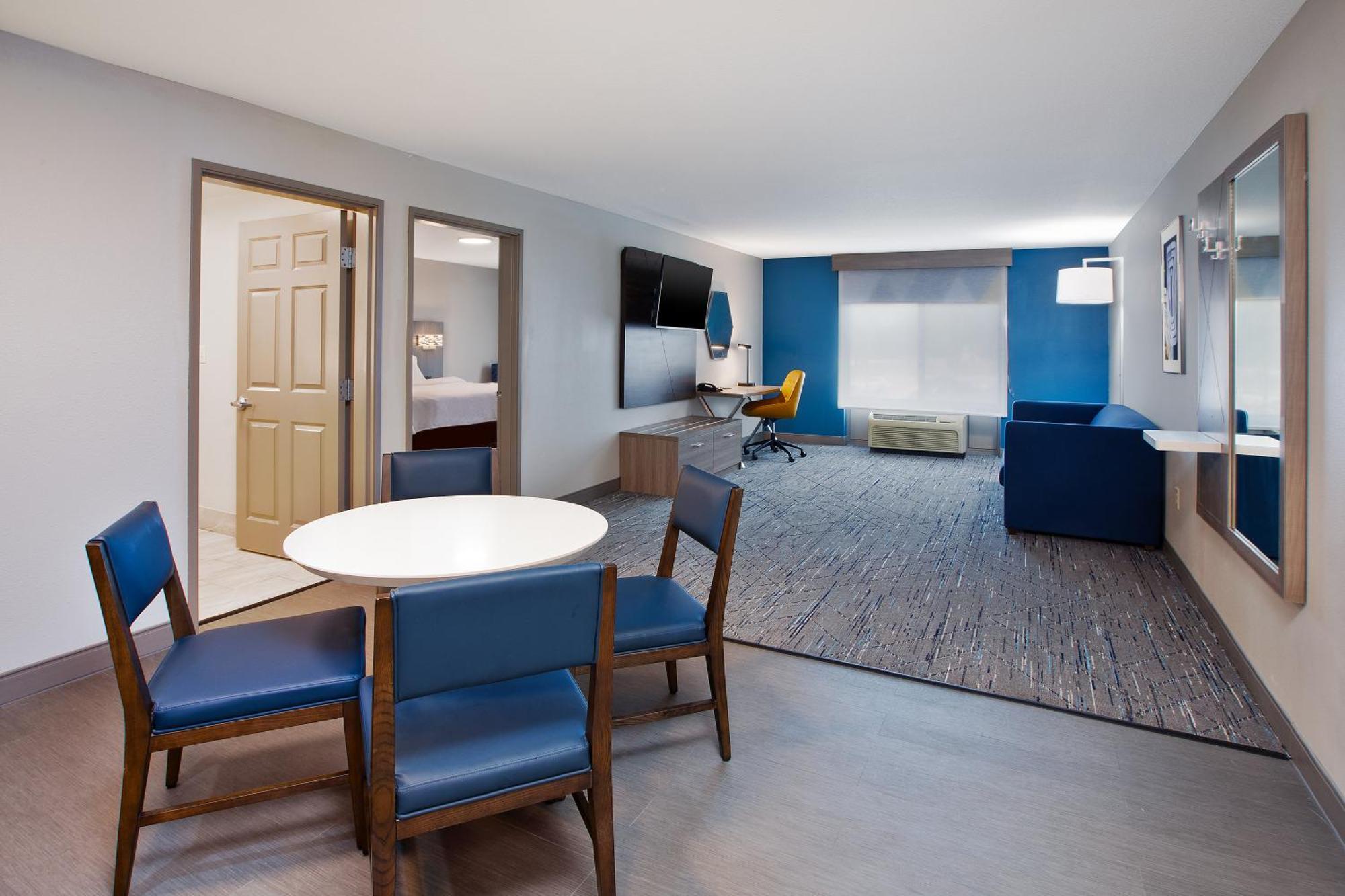 Holiday Inn Express & Suites Milwaukee Nw - Park Place By Ihg Eksteriør billede