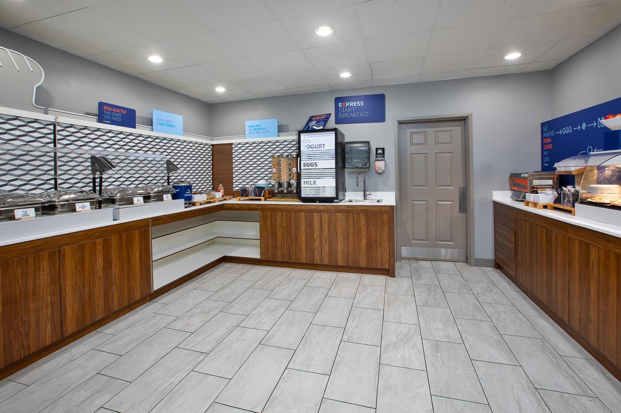 Holiday Inn Express & Suites Milwaukee Nw - Park Place By Ihg Eksteriør billede