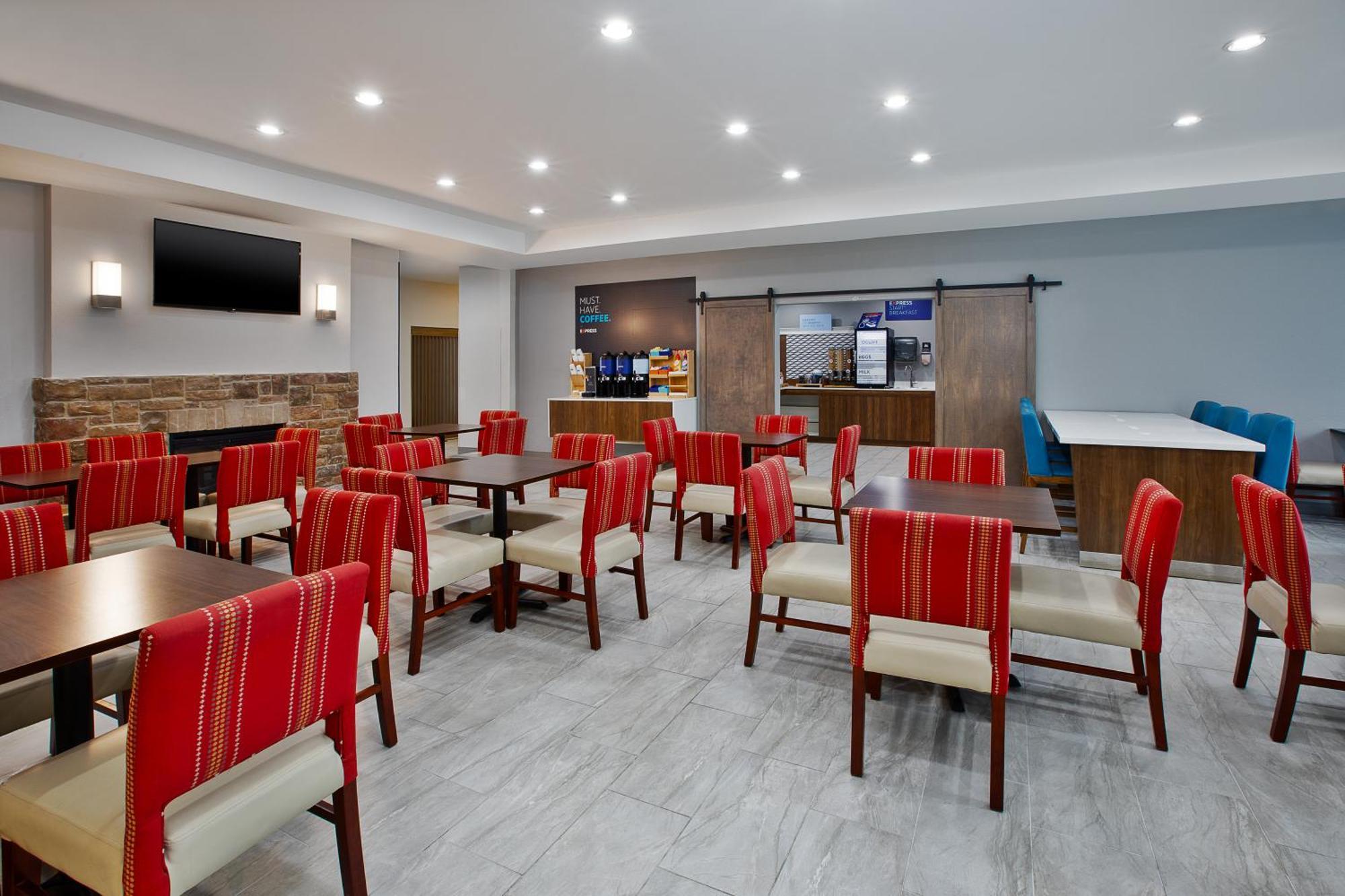 Holiday Inn Express & Suites Milwaukee Nw - Park Place By Ihg Eksteriør billede