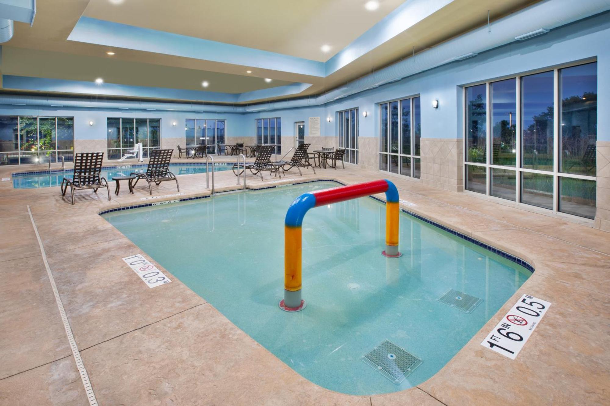 Holiday Inn Express & Suites Milwaukee Nw - Park Place By Ihg Eksteriør billede