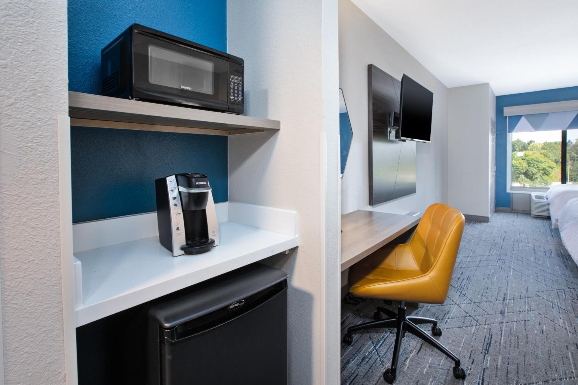 Holiday Inn Express & Suites Milwaukee Nw - Park Place By Ihg Eksteriør billede