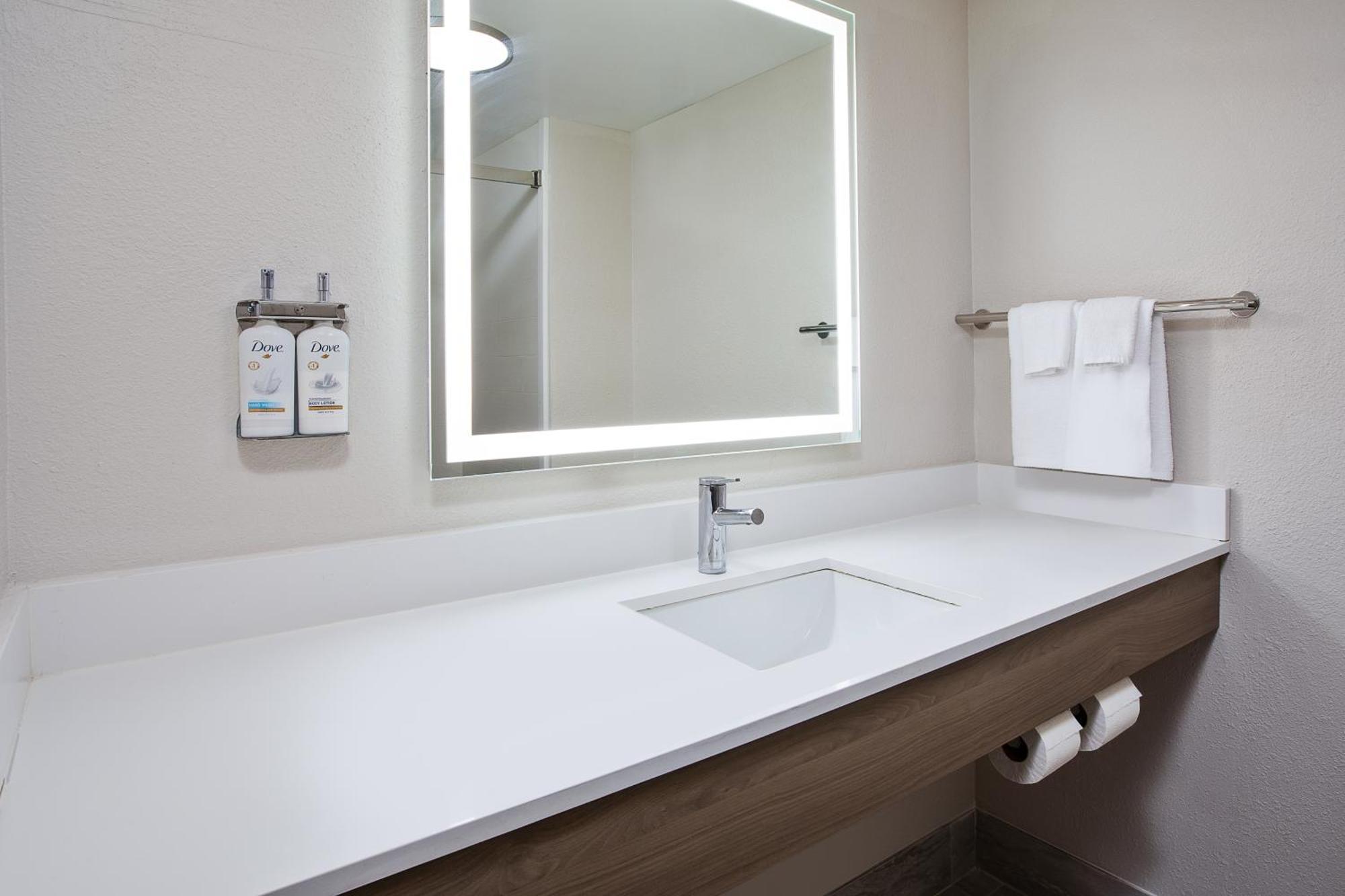 Holiday Inn Express & Suites Milwaukee Nw - Park Place By Ihg Eksteriør billede