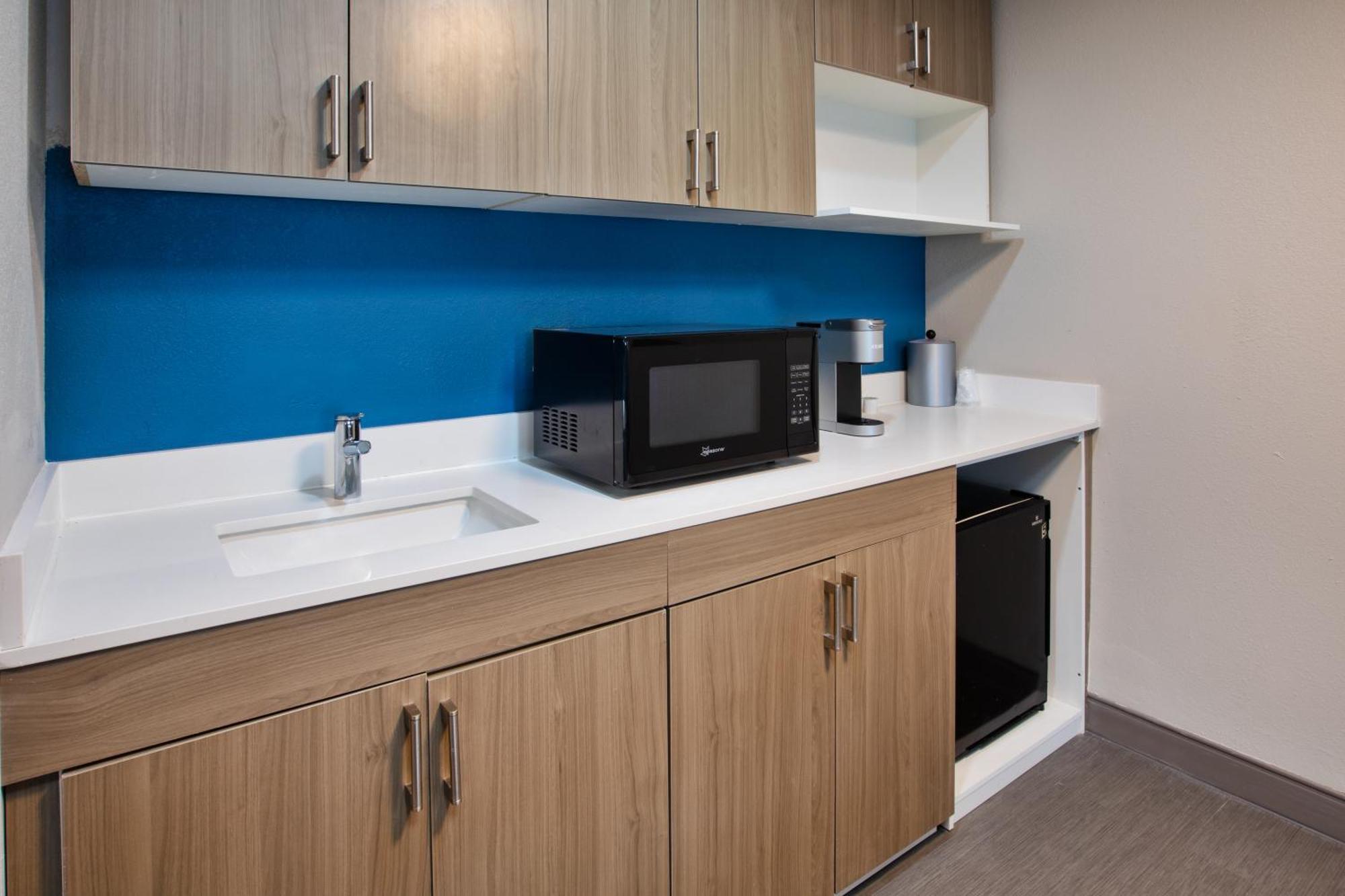 Holiday Inn Express & Suites Milwaukee Nw - Park Place By Ihg Eksteriør billede