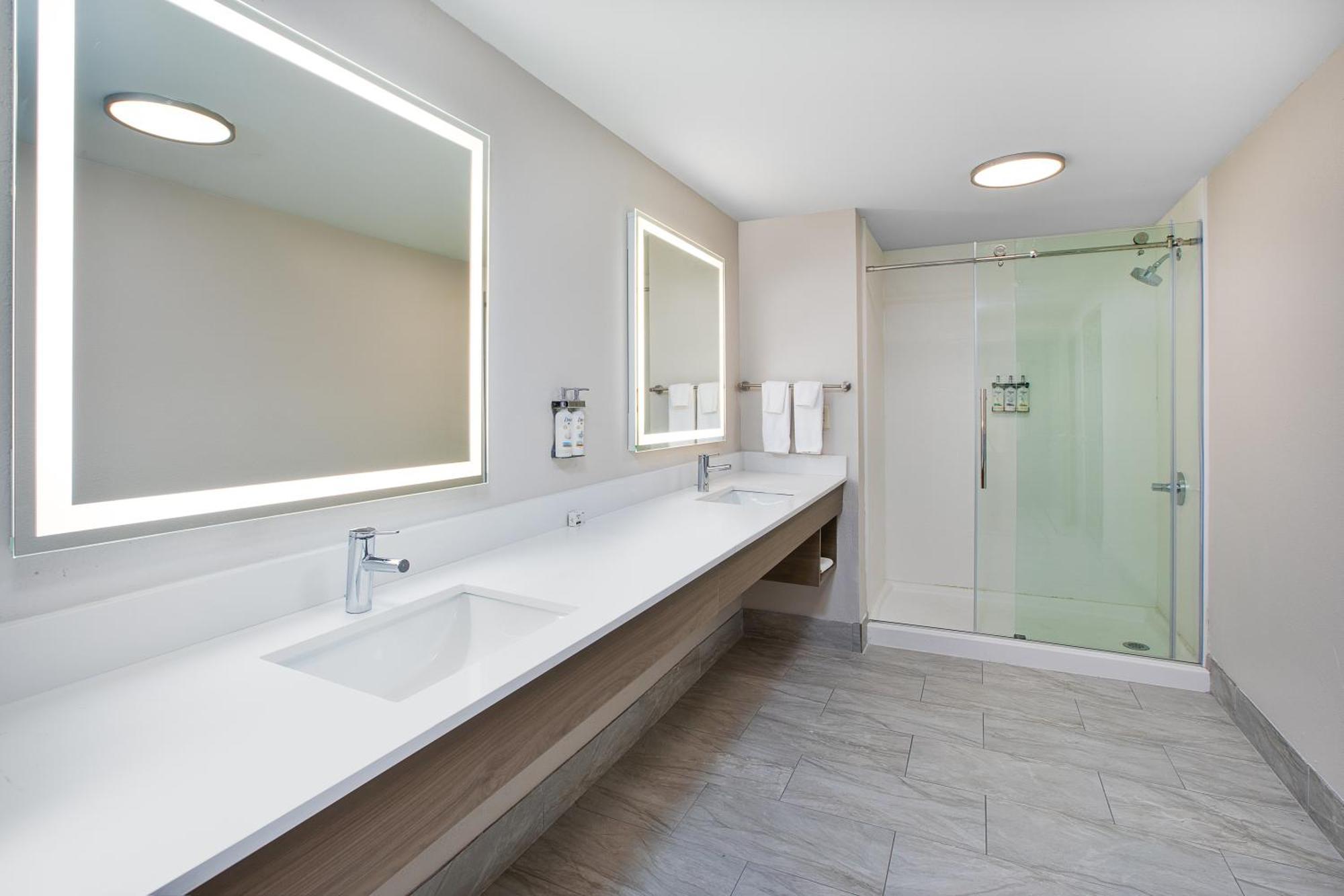Holiday Inn Express & Suites Milwaukee Nw - Park Place By Ihg Eksteriør billede