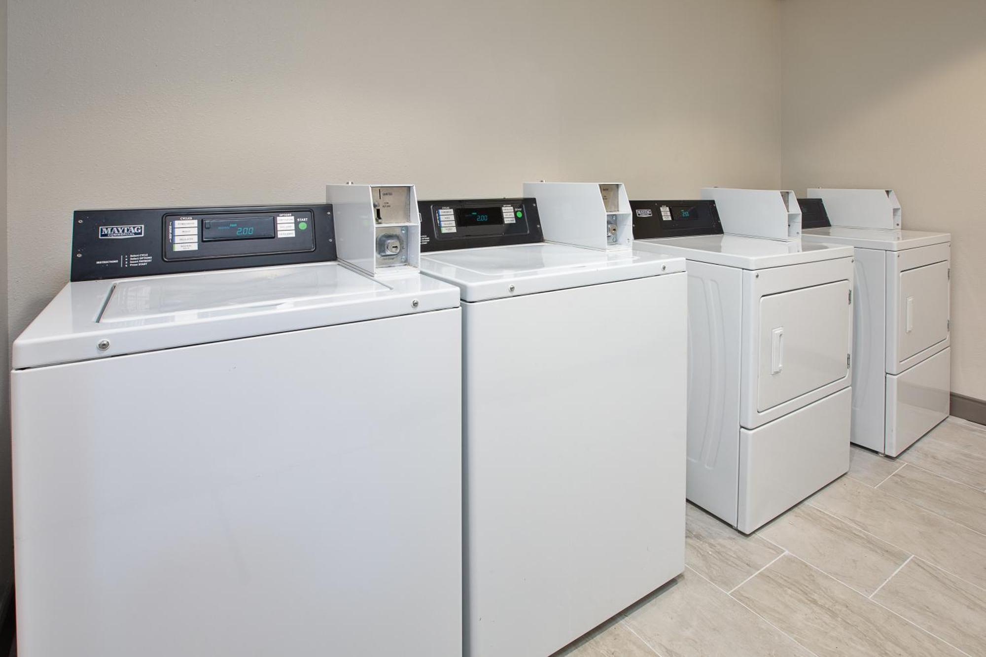 Holiday Inn Express & Suites Milwaukee Nw - Park Place By Ihg Eksteriør billede