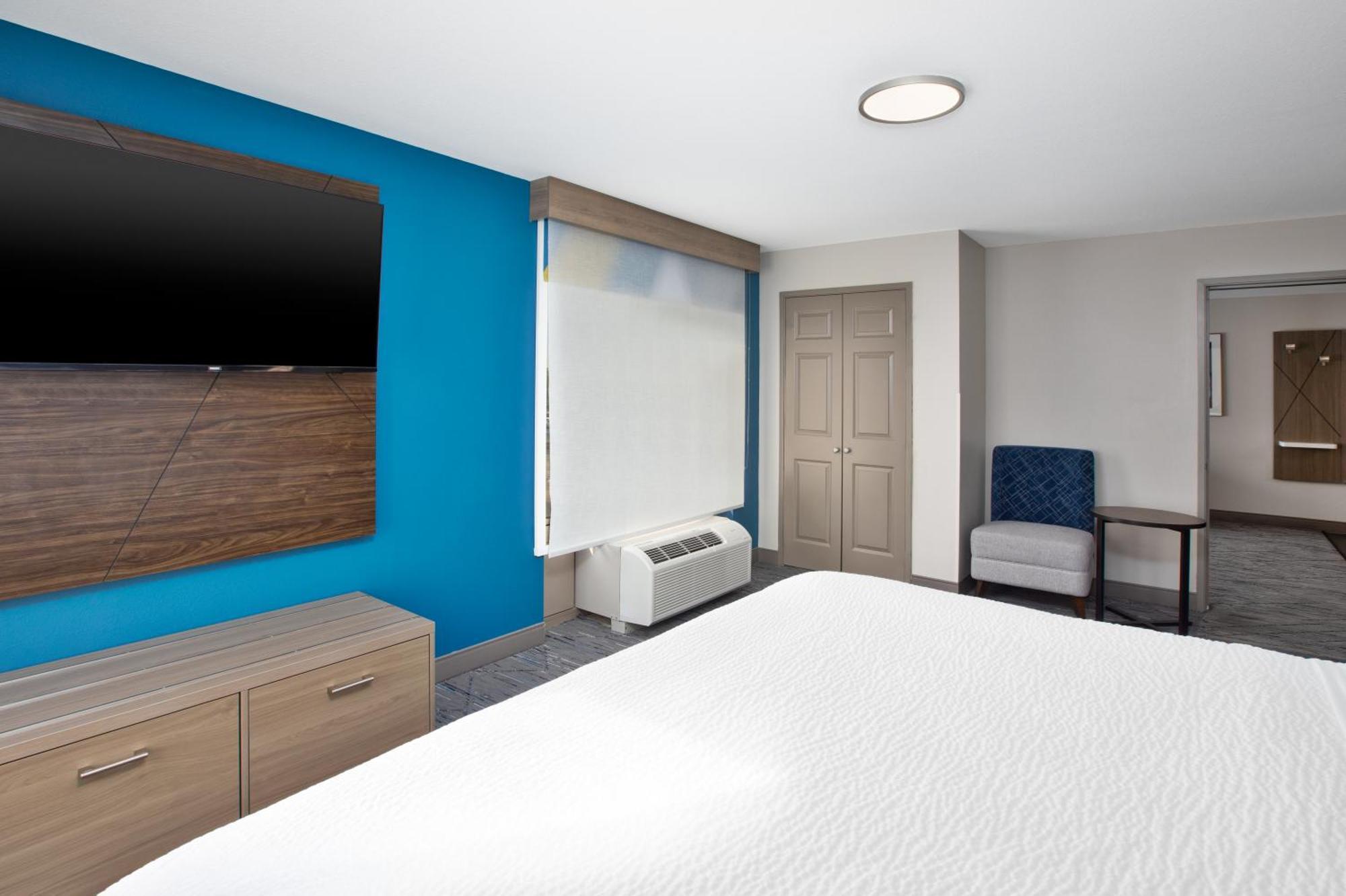 Holiday Inn Express & Suites Milwaukee Nw - Park Place By Ihg Eksteriør billede