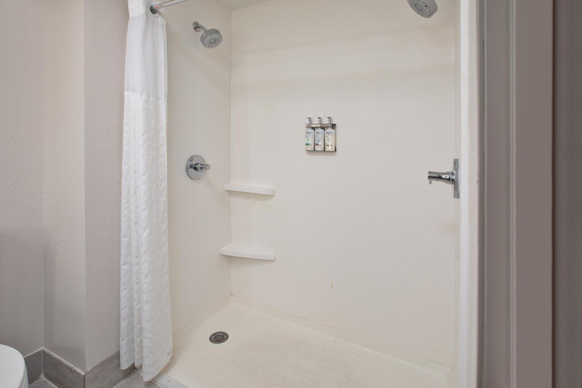 Holiday Inn Express & Suites Milwaukee Nw - Park Place By Ihg Eksteriør billede