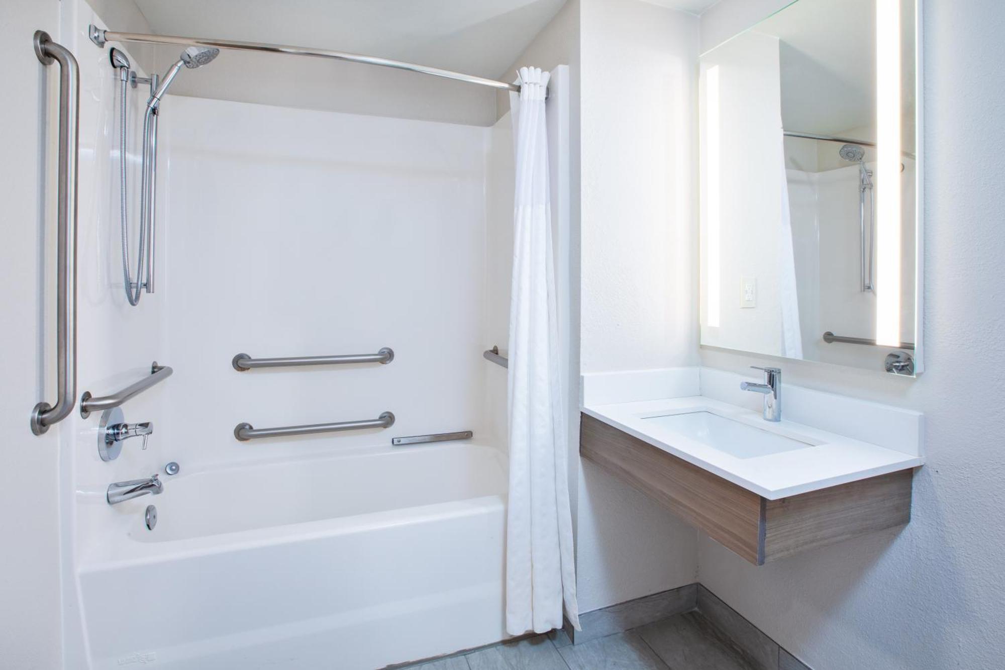 Holiday Inn Express & Suites Milwaukee Nw - Park Place By Ihg Eksteriør billede