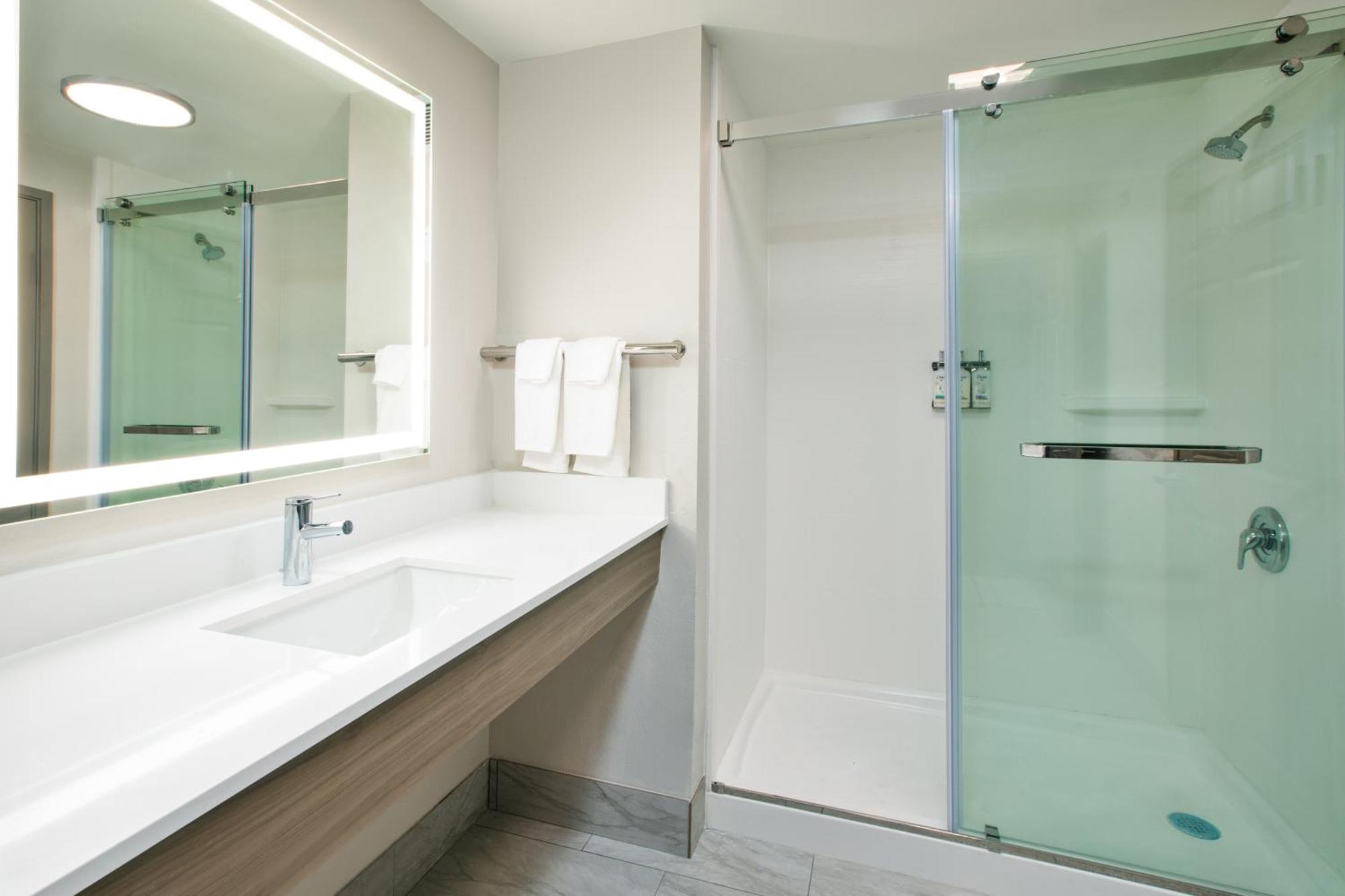 Holiday Inn Express & Suites Milwaukee Nw - Park Place By Ihg Eksteriør billede