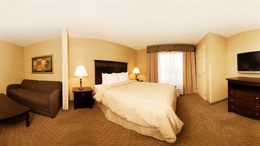 Holiday Inn Express & Suites Milwaukee Nw - Park Place By Ihg Eksteriør billede