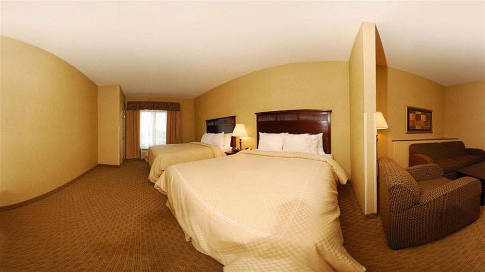 Holiday Inn Express & Suites Milwaukee Nw - Park Place By Ihg Eksteriør billede