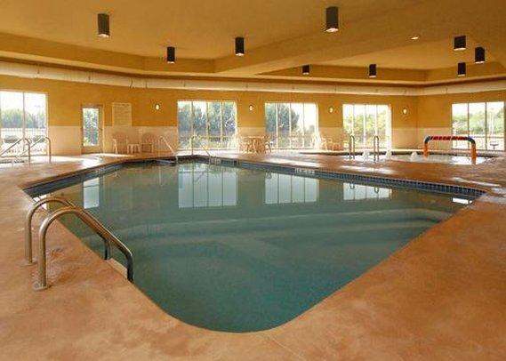 Holiday Inn Express & Suites Milwaukee Nw - Park Place By Ihg Eksteriør billede