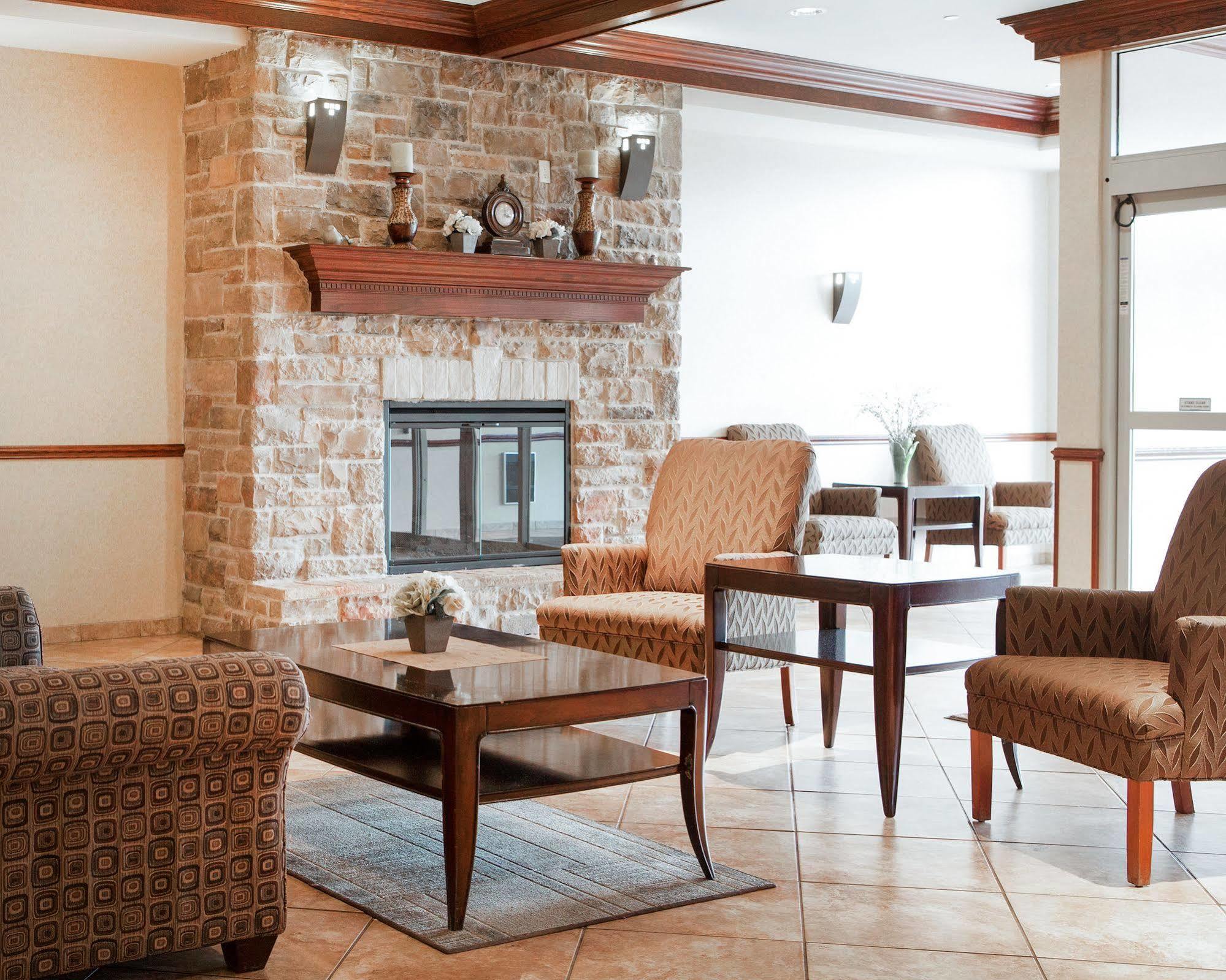 Holiday Inn Express & Suites Milwaukee Nw - Park Place By Ihg Eksteriør billede