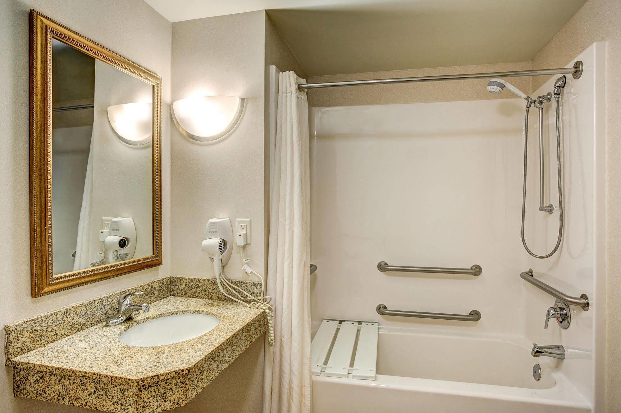 Holiday Inn Express & Suites Milwaukee Nw - Park Place By Ihg Eksteriør billede