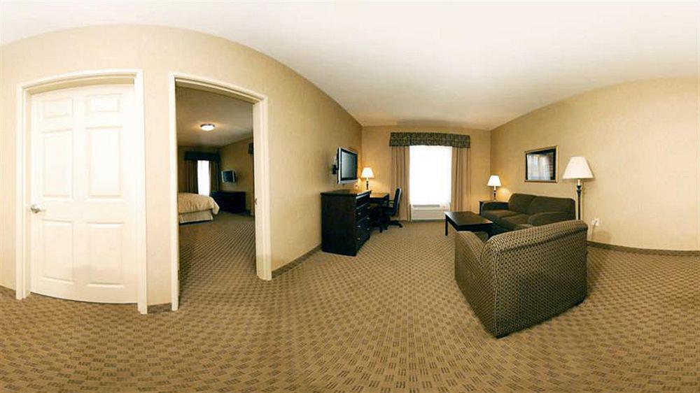 Holiday Inn Express & Suites Milwaukee Nw - Park Place By Ihg Eksteriør billede
