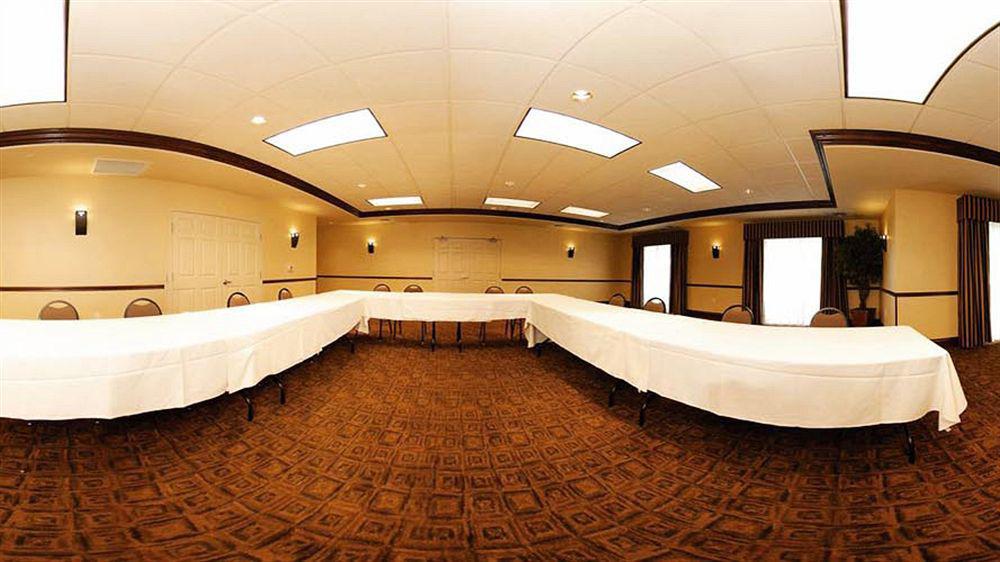 Holiday Inn Express & Suites Milwaukee Nw - Park Place By Ihg Eksteriør billede